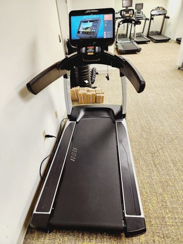 Life Fitness Refurbished 95T Elevation Series Discover SE Treadmill