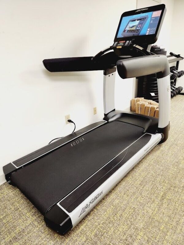 Life Fitness Refurbished 95T Elevation Series Discover SE Treadmill1