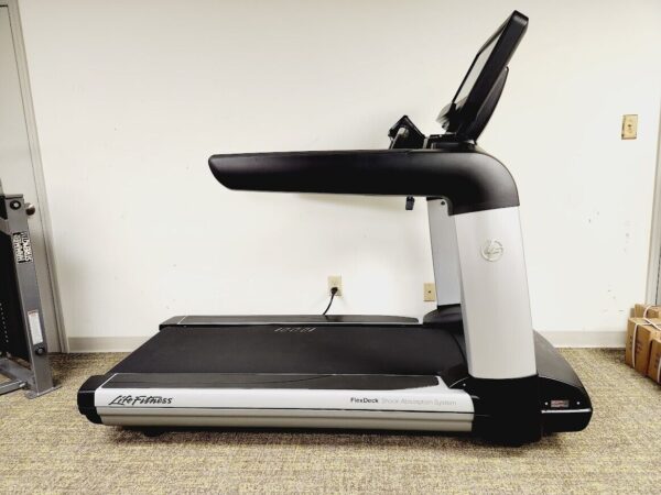 Life Fitness Refurbished 95T Elevation Series Discover SE Treadmill4
