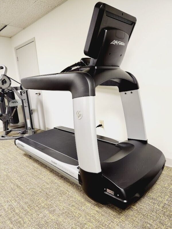 Life Fitness Refurbished 95T Elevation Series Discover SE Treadmill6